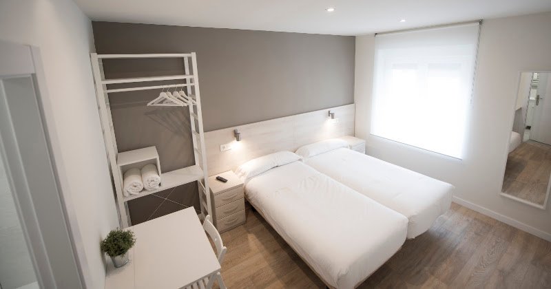Happy Hostal Carrales | Alojamiento en el Centro de Burgos - ()